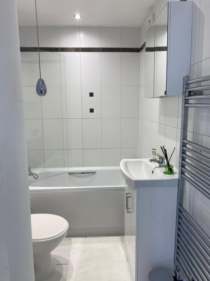 Central Leeds Townhouse With Private Roof Garden Sleeps 4 المظهر الخارجي الصورة
