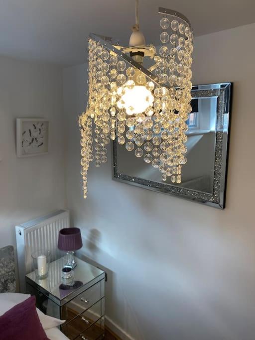 Central Leeds Townhouse With Private Roof Garden Sleeps 4 المظهر الخارجي الصورة