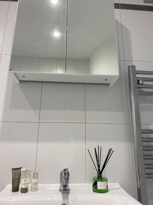 Central Leeds Townhouse With Private Roof Garden Sleeps 4 المظهر الخارجي الصورة