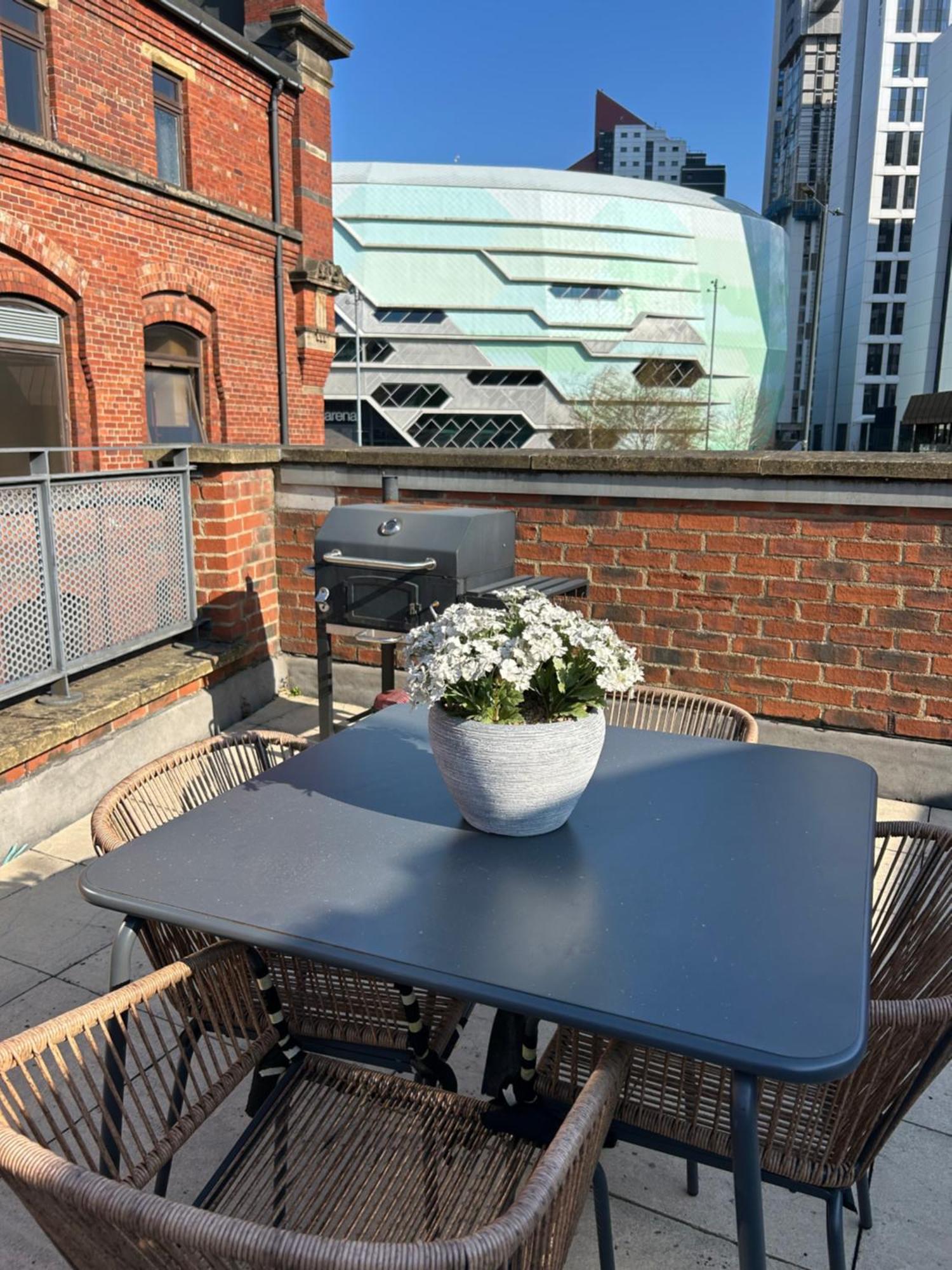 Central Leeds Townhouse With Private Roof Garden Sleeps 4 المظهر الخارجي الصورة